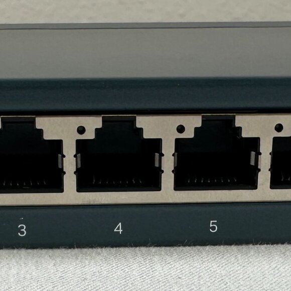 TP-Link TL-SG108 8-Port Gigabit Plug & Play Desktop Switch 10/100/1000Mbp Switch - Picture 8 of 16